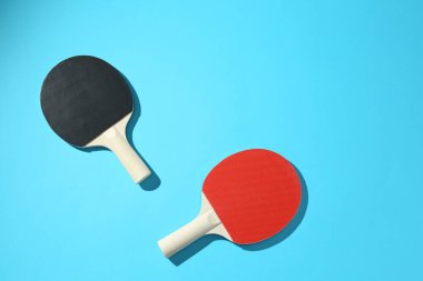 Mavi arka planda pinpon raketleri, üst manzara. Metin için boşluk