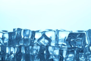 Arka planda pek çok buz küpü var, yakın plan. Metin için boşluk