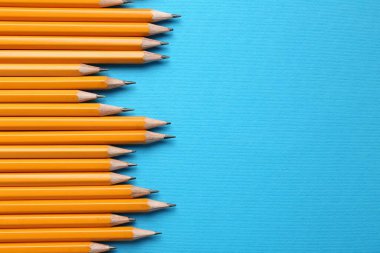 Açık mavi zemin üzerinde keskin grafit kalemler, düz yatıyordu. Metin için boşluk