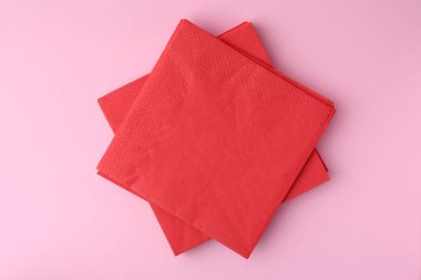 Pembe arka planda kırmızı mendil yığını, üst görünüm