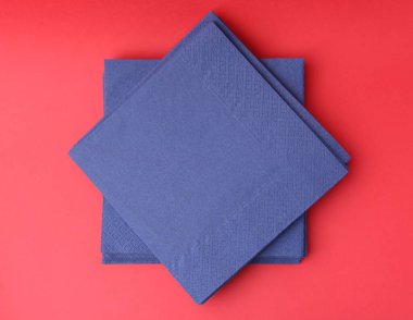 Kırmızı arkaplanda mavi mendil yığını, üst görünüm