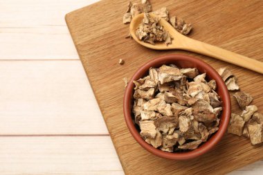 Kuru hindiba kökleri kasede ve kaşık tahta masada, üst manzara.