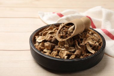 Kuru hindiba kökleri kasede ve ahşap masada kepçe, yakın plan.