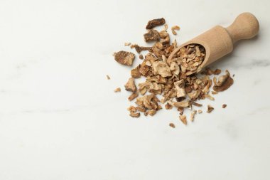 Kuru hindiba kökü parçaları ve beyaz masaya kepçe, düz. Metin için boşluk