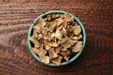 Kuru hindiba kökleri tabakta, ahşap masada, üst tarafta.