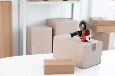 Yapışkan bant ve kapalı masa üzerindeki karton kutular. Metin için boşluk