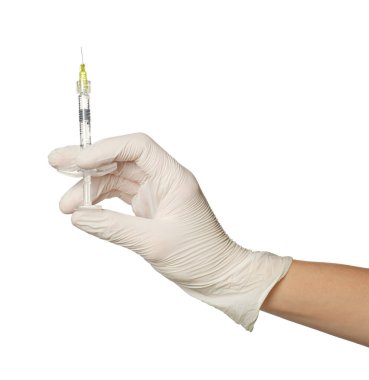 Tıbbi eldivenli doktor beyaz arka planda şırınga tutuyor, yakın plan.