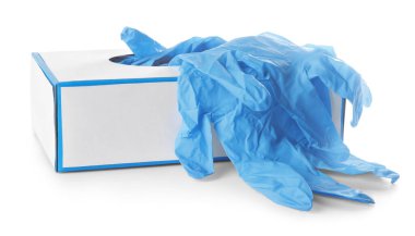 Tıbbi eldivenli kutu beyaza izole edilmiş.