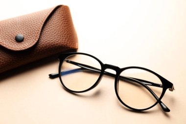 Bej arka planda şık gözlüklü çanta, yakın plan