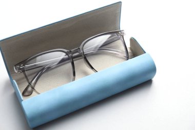 Hafif arka planda şık gözlüklü çanta, yakın plan