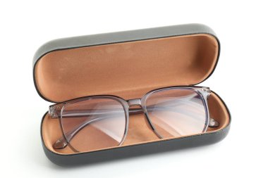 Beyazda izole olursa diye şık gözlükler.