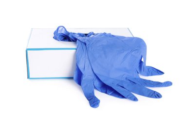 Mavi tıbbi eldiven ve kutu beyaza izole edilmiş.