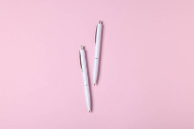 Pembe arka planda tükenmez kalemler, düz yatış