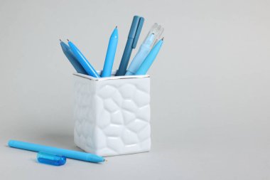 Tükenmez kalemler gri arka planda, yakın plan. Metin için boşluk