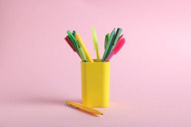 Tükenmez kalemler pembe arka planda, yakın plan