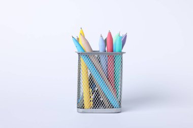 Tükenmez kalemler hafif arkaplanda, yakın plan