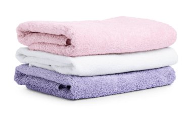 Beyaz üzerine izole edilmiş temiz havlu yığını