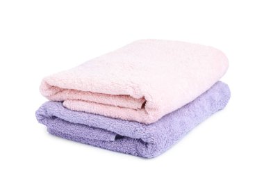 İki katlanmış havlu beyazın üzerinde izole edilmiş.