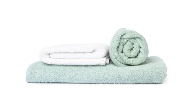 Birçok katlanmış havlu beyazın üzerinde izole edilmiş.