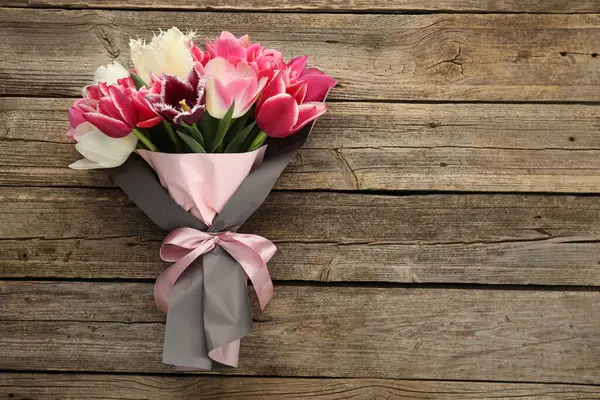 Ahşap arka planda güzel laleler, üst manzara. Metin için boşluk