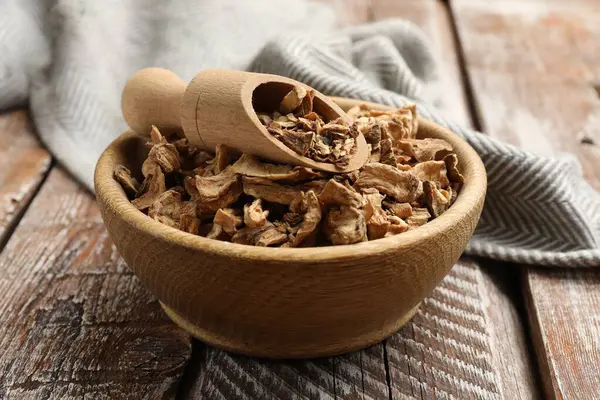 Kuru hindiba kökleri kasede ve ahşap masada kepçe, yakın plan.