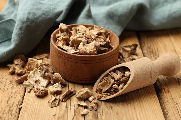 Kuru hindiba kökleri kasede ve ahşap masada kepçe, yakın plan.