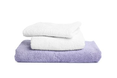 Birçok katlanmış havlu beyazın üzerinde izole edilmiş.