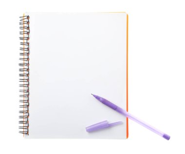 Kalem ve açık defter beyaz, üst görünümde izole