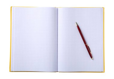 Kalem ve açık defter beyaz, üst görünümde izole