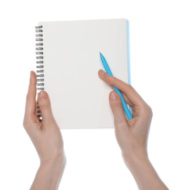 Beyaz arkaplanda kalem ve defter olan kadın, yakın plan