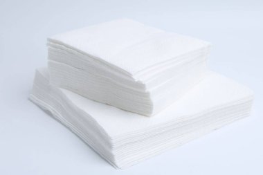 Tek kullanımlık kağıt mendil yığını beyaz üzerine izole edildi