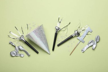 Açık yeşil zemin üzerinde parti şapkası ve üfleyicileri ile düz kompozisyon yatıyordu