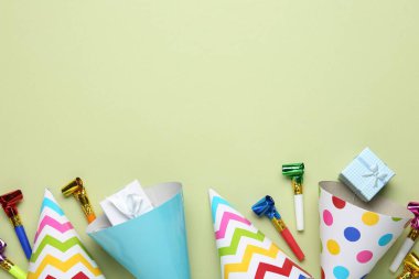 Düz kompozisyon ve açık yeşil arka planda parti şapkaları. Metin için boşluk