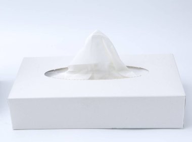 Beyaz arkaplanda kağıt mendilli kutu