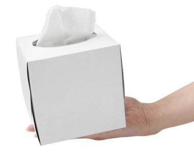 Beyaz arka planda mendil kutusu olan kadın, yakın plan.