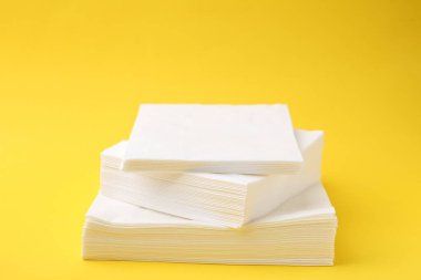 Sarı arkaplanda beyaz mendil yığını, yakın plan.