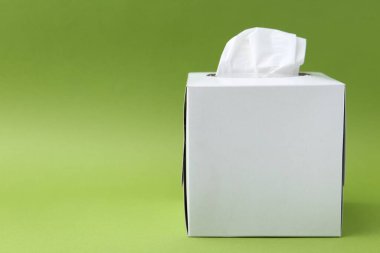 Yeşil arka planda kağıt mendillerle dolu bir kutu. Metin için boşluk