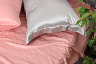 Yatakta güzel ipek çarşaflar, yakın plan.