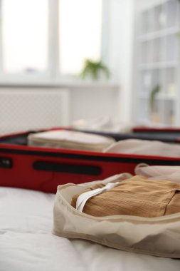 Küpleri bavula koyup yatağın içine koymak, seçici odaklanma.