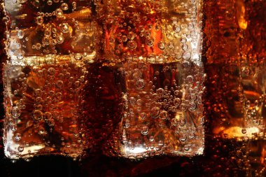 Arkaplan olarak buz ile kola tazeleniyor, makro görünüm