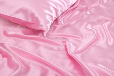 Lüks ipek çarşaflar yatağın üstünde, yukarıda.