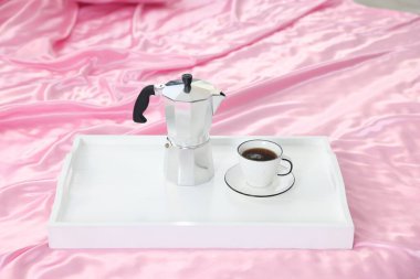 Moka tenceresi ve bir fincan kahve ipek çarşaflı, yakın plan.