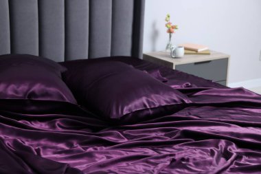 Lüks ipek çarşaflar evdeki yatakta.