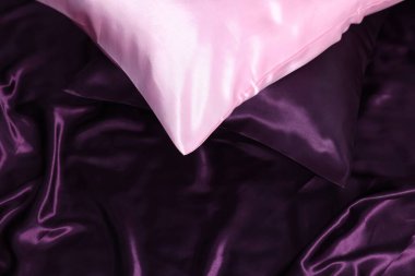 Arka plan olarak lüks ipek çarşaflar, üst görünüm