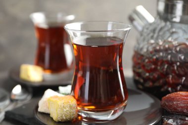 Lezzetli Türk çayı, masada şekerlerle servis edilir, yakın plan.