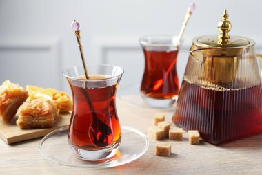 Tahta masada baklava ile servis edilen lezzetli Türk çayı.
