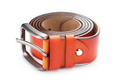 Bir turuncu deri kemer beyaza izole edilmiş.