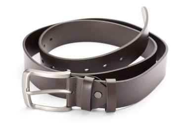 Bir kahverengi deri kemer beyaza izole edilmiş.