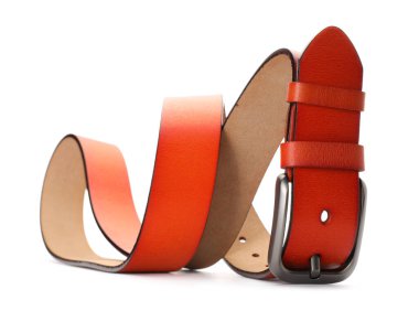 Bir turuncu deri kemer beyaza izole edilmiş.