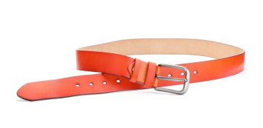 Bir turuncu deri kemer beyaza izole edilmiş.